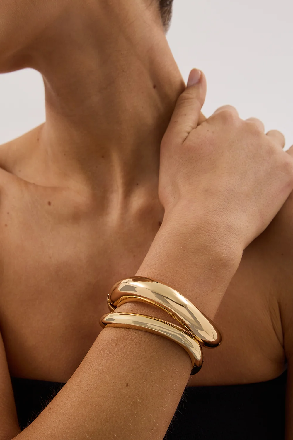 ANNA ROSSI MEDIUM WARPED BANGLE GOLD - Image 3