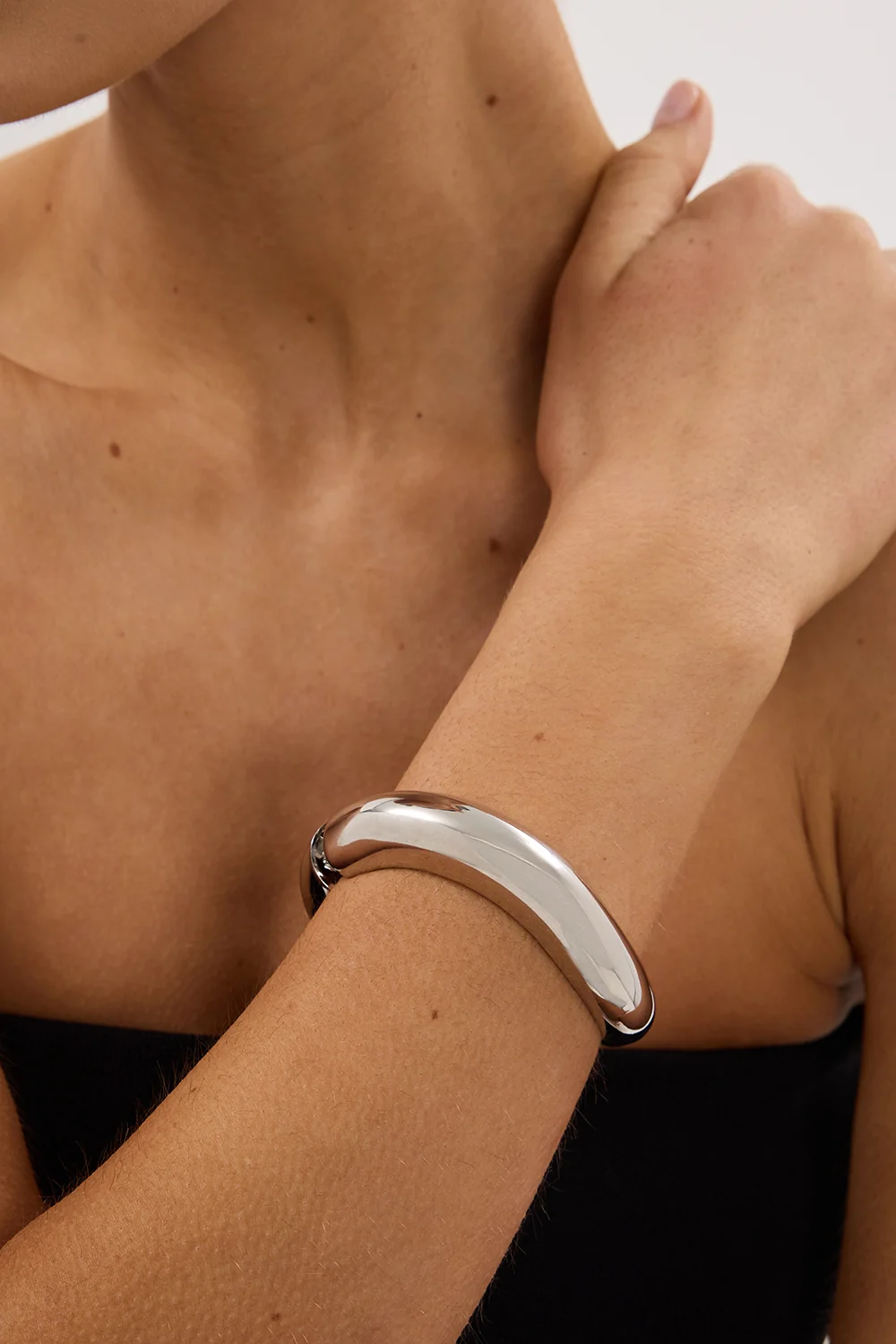 ANNA ROSSI MEDIUM WARPED BANGLE SILVER - Image 4