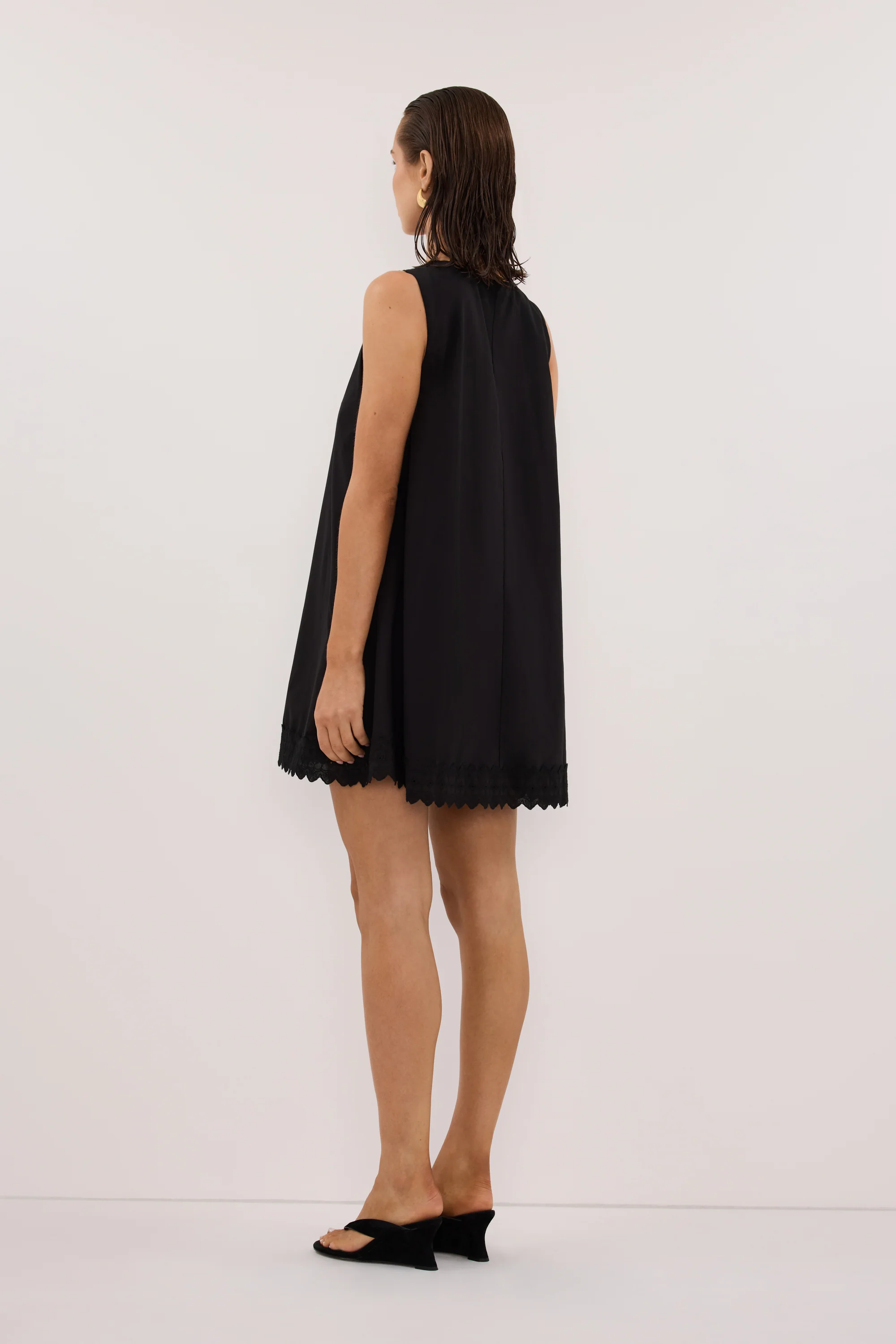 ANNABEL BLACK SLEEVELESS V NECK MINI DRESS - Image 4