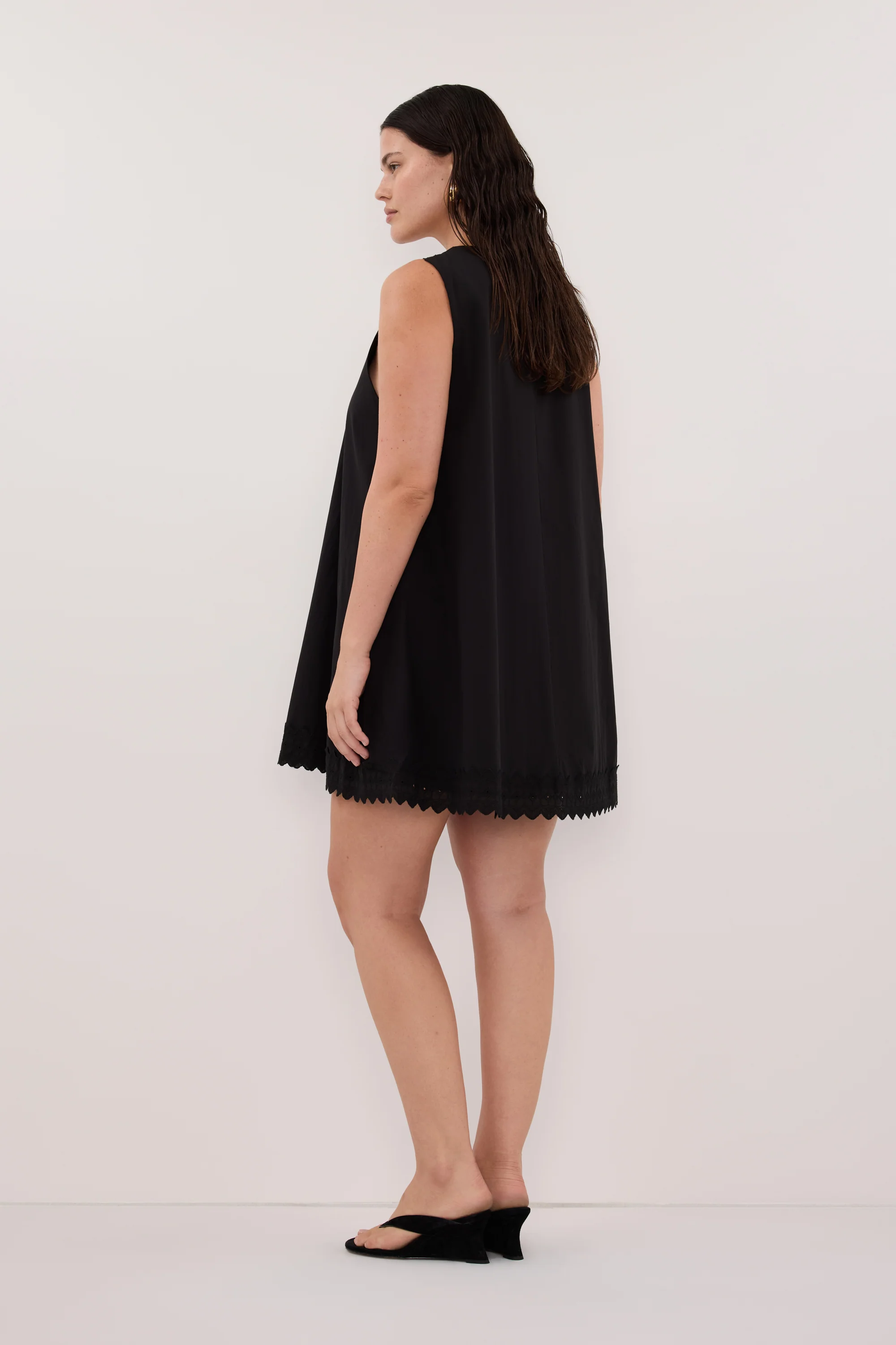 ANNABEL BLACK SLEEVELESS V NECK MINI DRESS - Image 7