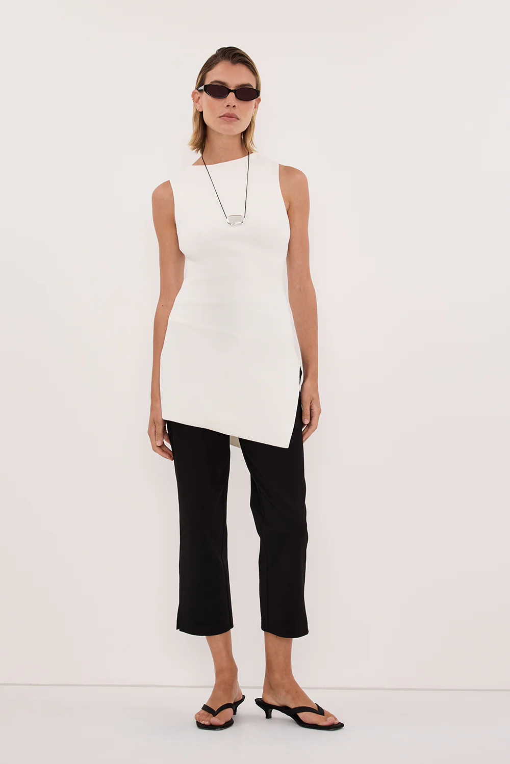 CLEO WHITE SLEEVELESS LONGLINE KNIT TOP