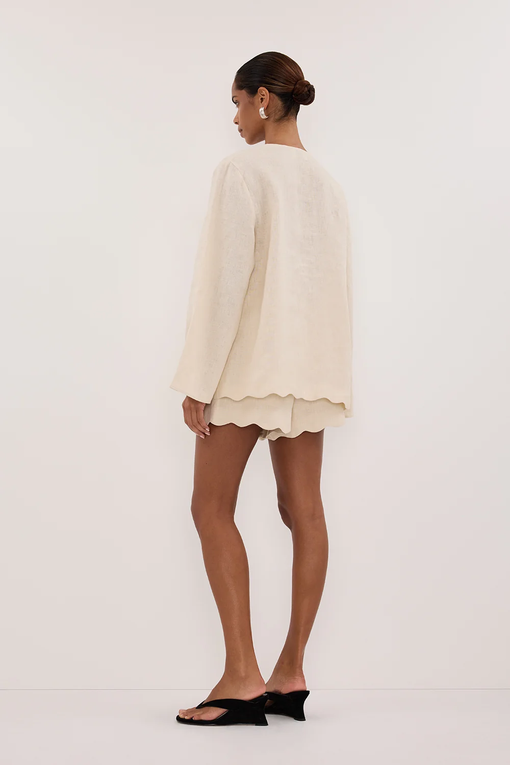 LELA SANDSTONE LINEN SHORT - Image 4