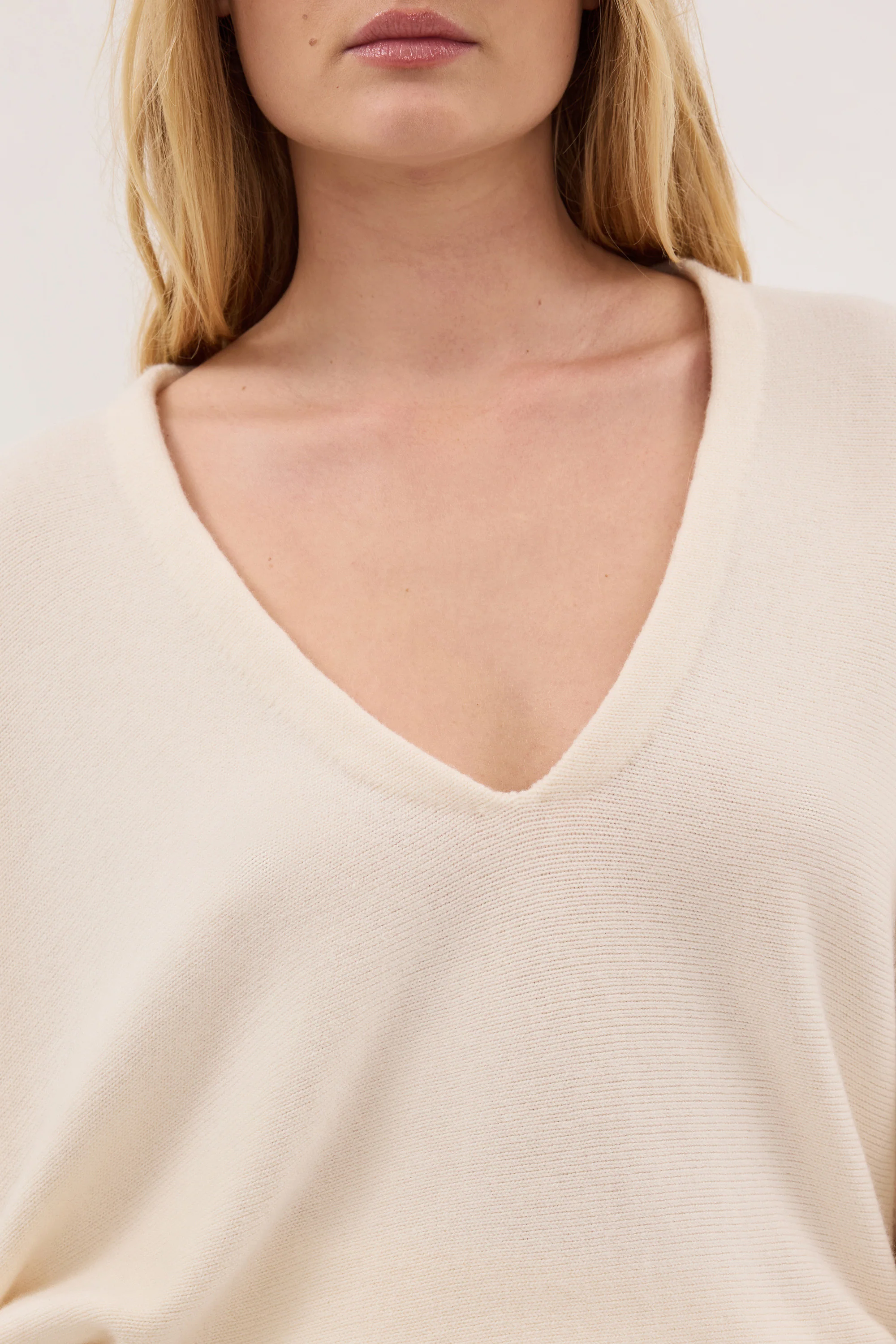 LUMI CREAM V NECK MERINO KNIT JUMPER - Image 4