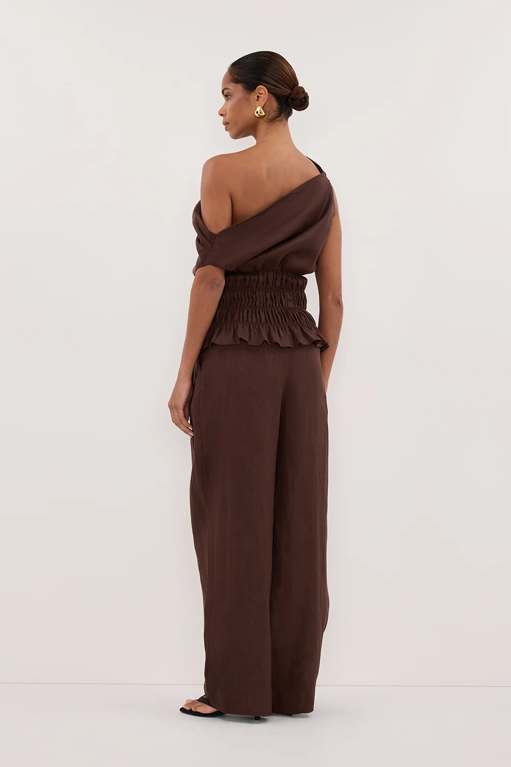 MAIA COCOA SLEEVELESS LINEN SHIRRED TOP - Image 7