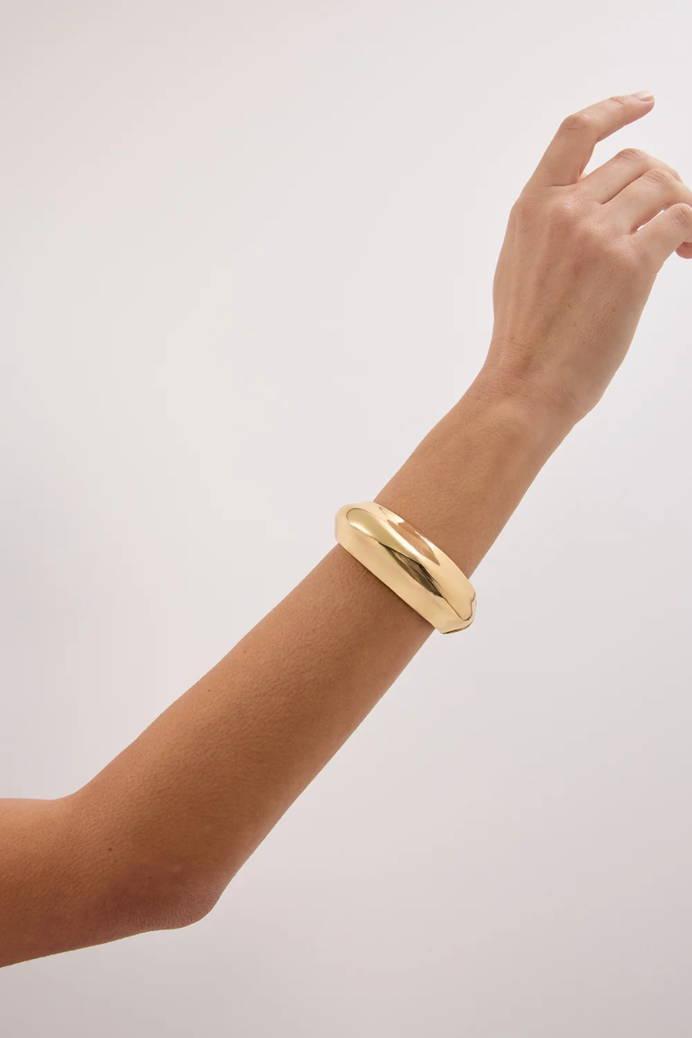 NOAH THE LABEL GOLD BIG BULB BANGLE - Image 2