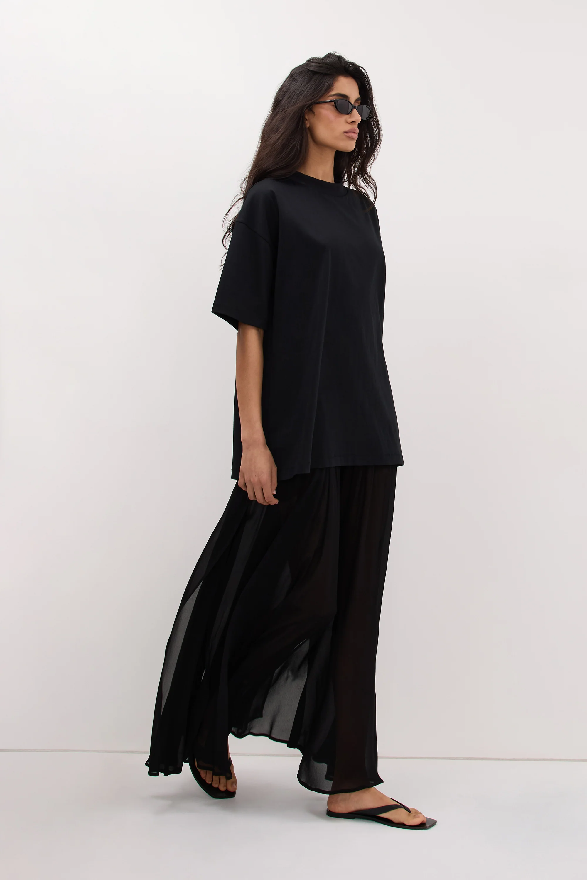 SLOANE BLACK COTTON LONGLINE TEE - Image 3